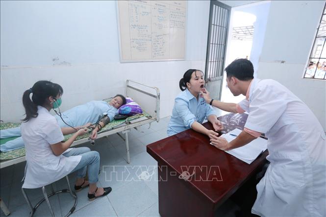 Trong ảnh: Chăm sóc y tế cho các đối tượng tại Trung tâm Điều dưỡng tâm thần kinh Hưng Yên. Ảnh: Anh Tuấn – TTXVN