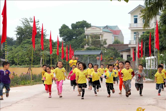 Trong ảnh: Cô và trò trường mầm non xã Mỹ Thái. Ảnh: Thành Đạt – TTXVN