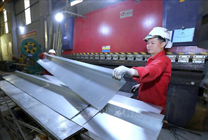 Trong ảnh: Sản xuất cửa sơn tĩnh điện tại Công ty CP Dịch vụ và Thương mại Thống Nhất, tại cụm Công nghiệp Vôi, xã Yên Mỹ, huyện Lạng Giang. Ảnh: Danh Lam - TTXVN