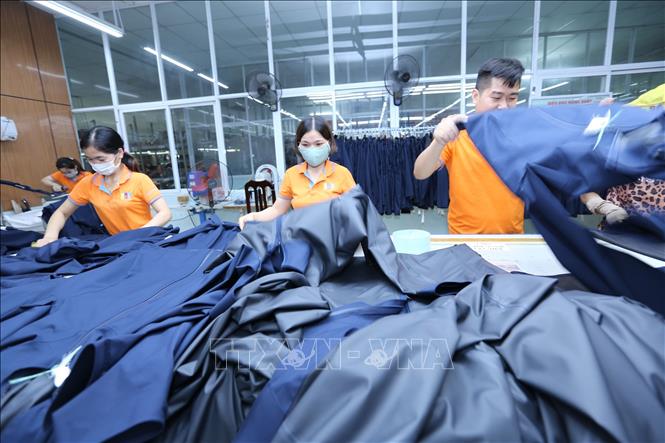 Trong ảnh: Sản xuất quần áo xuất khẩu tại Công ty CP Tổng công ty May Bắc Giang, xã Nghĩa Hòa, huyện Lạng Giang tạo việc làm cho hàng ngàn lao động nông thông, nâng cao thu nhập của người dân. Ảnh: Danh Lam – TTXVN