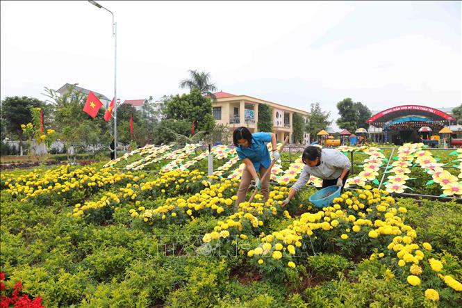 Trong ảnh: Người dân huyện Lạng Giang đóng góp ngày công chỉnh trang đường làng ngõ xóm. Ảnh: Thành Đạt – TTXVN