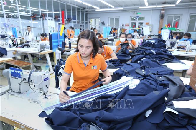 Trong ảnh: Sản xuất quần áo xuất khẩu tại Công ty CP Tổng công ty May Bắc Giang, xã Nghĩa Hòa, huyện Lạng Giang. Ảnh: Danh Lam – TTXVN