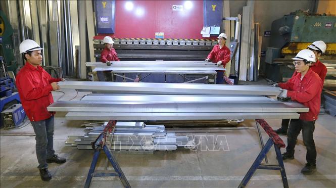 Trong ảnh: Sản xuất cửa sơn tĩnh điện tại Công ty CP Dịch vụ và Thương mại Thống Nhất, tại cụm Công nghiệp Vôi, xã Yên Mỹ. Ảnh: Danh Lam - TTXVN