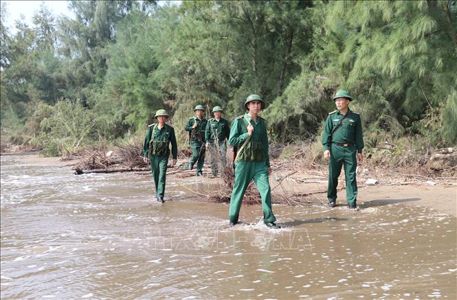 Trong ảnh: Các chiến sĩ biên phòng cồn Nổi tuần tra biên giới biển. Ảnh: Đức Phương - TTXVN