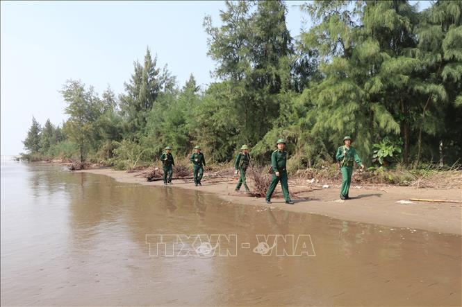 Trong ảnh: Các chiến sĩ biên phòng cồn Nổi tuần tra biên giới biển. Ảnh: Ninh Đức Phương - TTXVN