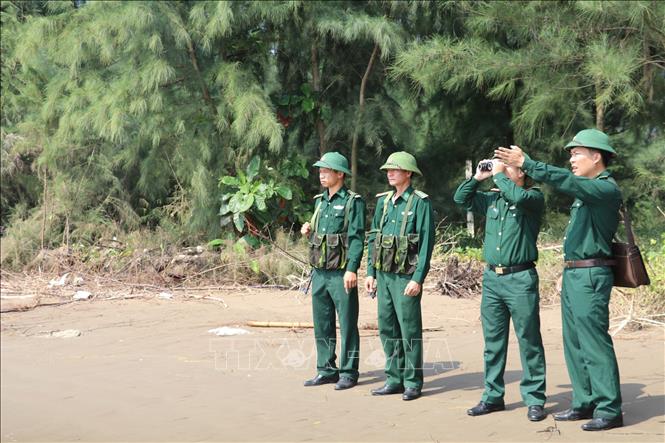 Trong ảnh: Các cán bộ, chiến sĩ biên phòng cồn Nổi tuần tra biên giới biển. Ảnh: Ninh Đức Phương - TTXVN