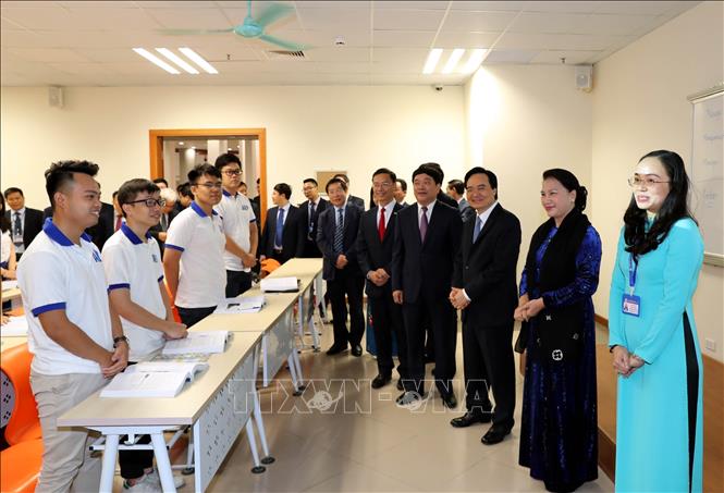 Trong ảnh: Chủ tịch Quốc hội Nguyễn Thị Kim Ngân thăm lớp học của trường. Ảnh: Trọng Đức - TTXVN