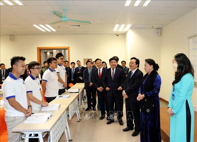 Trong ảnh: Chủ tịch Quốc hội Nguyễn Thị Kim Ngân thăm và nói chuyện với sinh viên một lớp học của trường. Ảnh: Trọng Đức - TTXVN