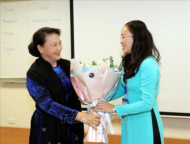 Trong ảnh: Chủ tịch Quốc hội Nguyễn Thị Kim Ngân tặng hoa chúc mừng giáo viên của trường. Ảnh: Trọng Đức - TTXVN