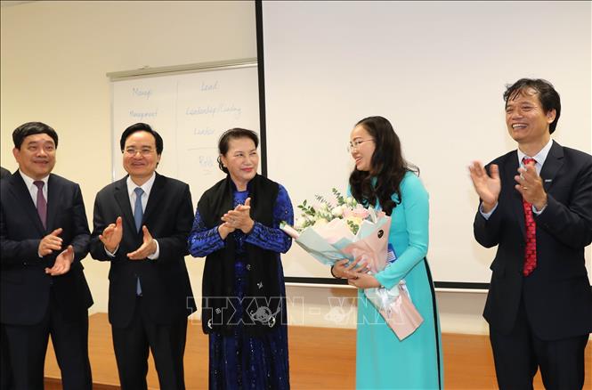 Trong ảnh: Chủ tịch Quốc hội Nguyễn Thị Kim Ngân tặng hoa và chúc mừng giáo viên của trường. Ảnh: Trọng Đức - TTXVN