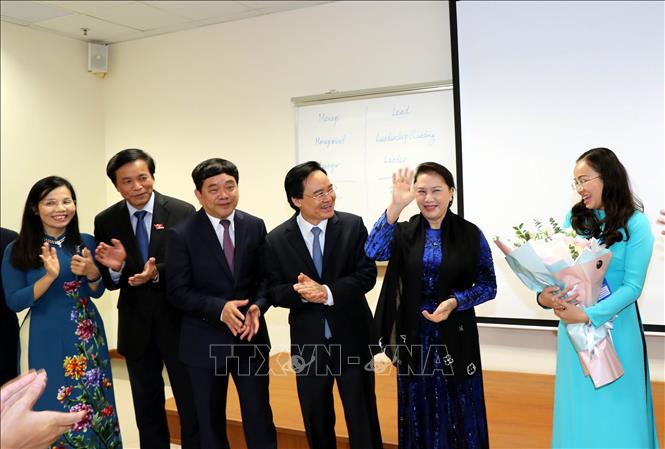 Trong ảnh: Chủ tịch Quốc hội Nguyễn Thị Kim Ngân đến thăm, chúc mừng giáo viên, sinh viên một lớp học của trường. Ảnh: Trọng Đức - TTXVN