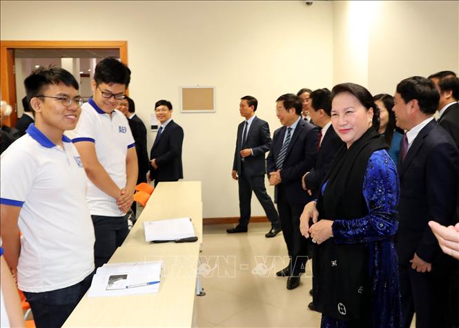 Trong ảnh: Chủ tịch Quốc hội Nguyễn Thị Kim Ngân thăm và chúc mừng tại một lớp học của trường. Ảnh: Trọng Đức - TTXVN