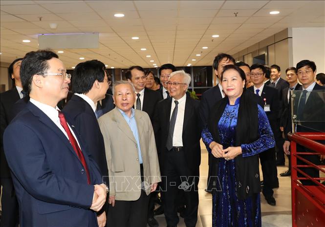 Trong ảnh: Chủ tịch Quốc hội Nguyễn Thị Kim Ngân tham quan các phòng chức năng của trường. Ảnh: Trọng Đức - TTXVN