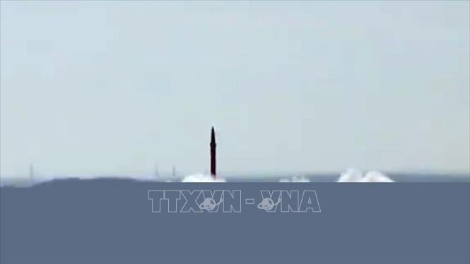 Trong ảnh: Tên lửa đạn đạo đất đối đất Shaheen-1 của Pakistan được phóng thử tại một địa điểm trên mặt đất ngày 18/11/2019. Ảnh: IRNA/TTXVN