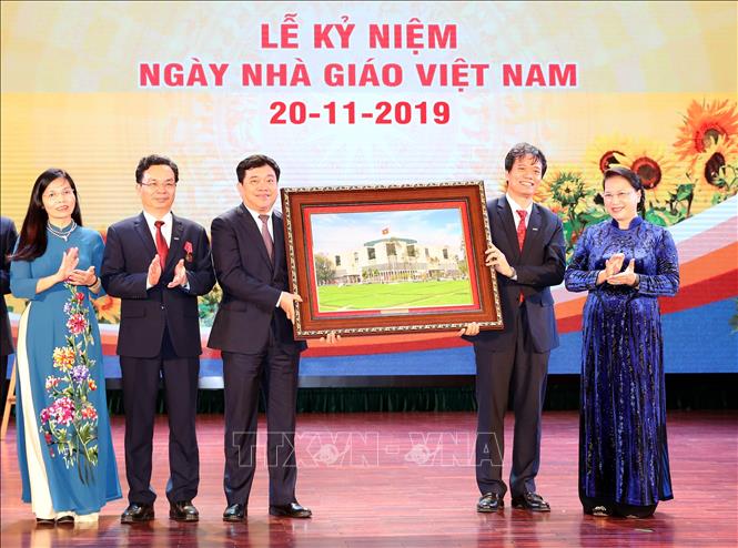 Trong ảnh: Chủ tịch Quốc hội Nguyễn Thị Kim Ngân tặng bức tranh ''Nhà Quốc hội'' cho trường Đại học Kinh tế quốc dân.  Ảnh: Trọng Đức - TTXVN
