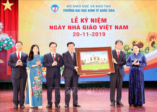 Trong ảnh: Chủ tịch Quốc hội Nguyễn Thị Kim Ngân tặng bức tranh ''Nhà Quốc hội'' cho trường Đại học Kinh tế quốc dân.  Ảnh: Trọng Đức - TTXVN
