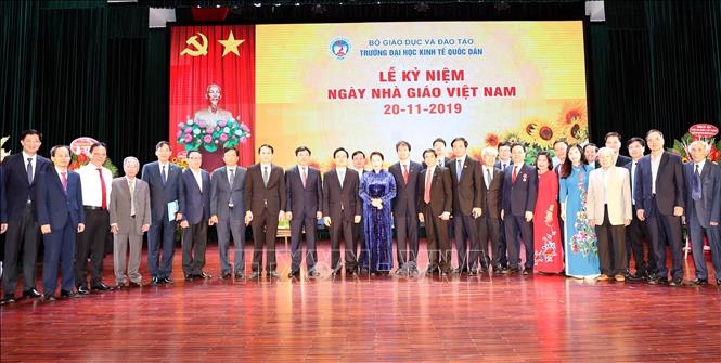 Trong ảnh: Chủ tịch Quốc hội Nguyễn Thị Kim Ngân với cán bộ, giáo viên qua các thời kỳ của trường Đại học Kinh tế quốc dân.  Ảnh: Trọng Đức - TTXVN