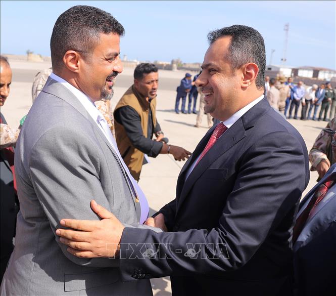 Trong ảnh: Một quan chức địa phương đón Thủ tướng Yemen Maeen Abdulmalik (phải) tại sân bay quốc tế Aden ngày 18/11/2019. Ảnh: THX/TTXVN