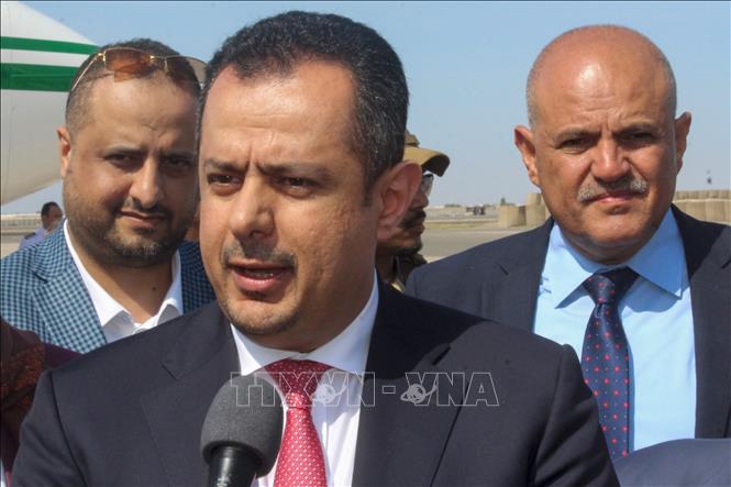 Trong ảnh: Thủ tướng Yemen Maeen Abdulmalik (giữa) về tới sân bay quốc tế Aden ngày 18/11/2019. Ảnh: AFP/TTXVN