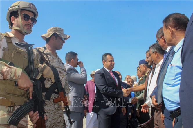 Trong ảnh: Thủ tướng Yemen Maeen Abdulmalik (giữa) về tới sân bay quốc tế Aden ngày 18/11/2019. Ảnh: AFP/TTXVN
