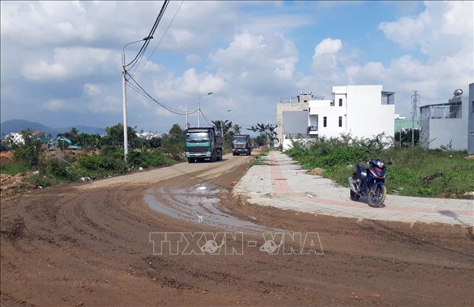 Trong ảnh: Các đơn vị thi công đang hoàn thiện hạ tầng Khu đô thị sinh thái Hòa Xuân. Ảnh: Nguyễn Sơn - TTXVN