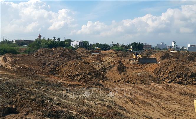 Trong ảnh: Các đơn vị thi công đang hoàn thiện hạ tầng Khu đô thị sinh thái Hòa Xuân. Ảnh: Nguyễn Sơn - TTXVN