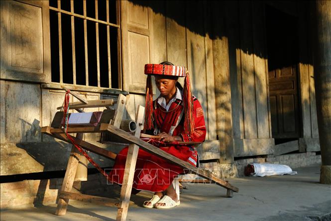 Trong ảnh: Phụ nữ Dao đỏ huyện Lâm Bình dệt thổ cẩm. Ảnh: Nam Sương - TTXVN