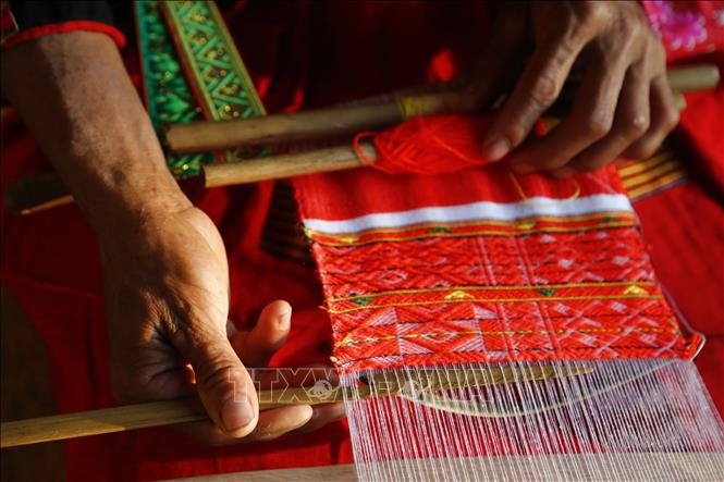 Trong ảnh: Phụ nữ Dao đỏ huyện Lâm Bình dệt thổ cẩm. Ảnh: Nam Sương - TTXVN