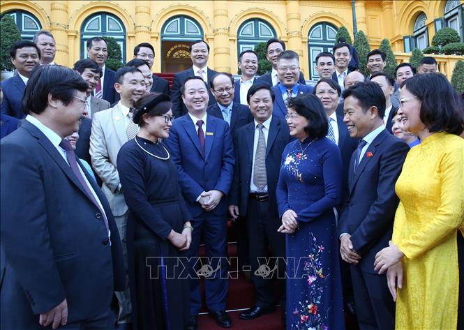 Trong ảnh: Phó Chủ tịch nước Đặng Thị Ngọc Thịnh với các đại biểu. Ảnh: Dương Giang - TTXVN