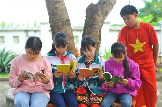 Trong ảnh: Các em học sinh trường THCS Cúc Phương đọc sách sau lễ phát động. Ảnh: Minh Đức - TTXVN