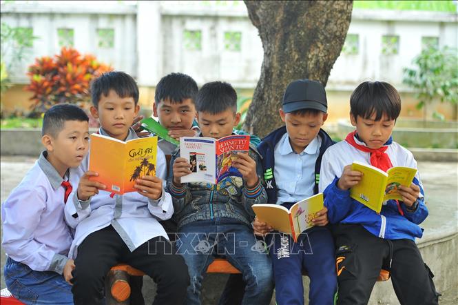 Trong ảnh : Các em học sinh trường THCS Cúc Phương đọc sách sau lễ phát động. Ảnh: Minh Đức - TTXVN
