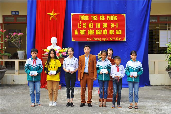 Trong ảnh: Thầy Nguyễn Đức Dũng, Hiệu trưởng THCS Cúc Phương, trao tặng thưởng cho các em học sinh có thành tích tốt trong khen thưởng thì đua nhân dịp 20/11. Ảnh: Mình Đức - TTXVN