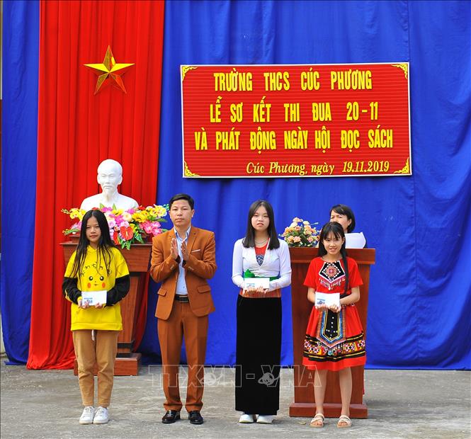 Trong ảnh: Thầy Nguyễn Đức Dũng, Hiệu trưởng THCS Cúc Phương, trao thưởng cho các tập thể có thành tích tốt trong khen thưởng thi đua nhân dịp 20/11. Ảnh: Mình Đức - TTXVN