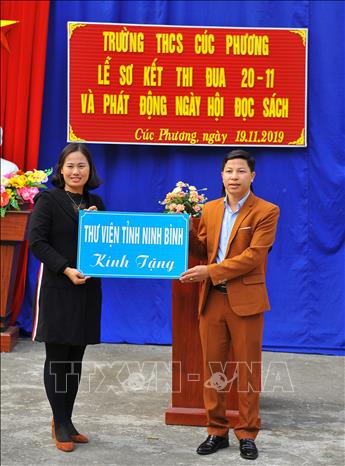 Trong ảnh : Đại diện Thư viện tỉnh trao tặng các đầu sách cho nhà trường. Ảnh: Minh Đức - TTXVN