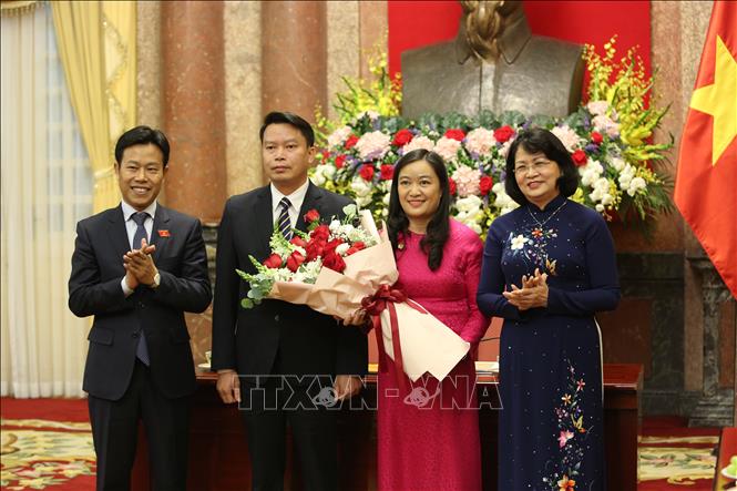 Trong ảnh: Phó Chủ tịch nước Đặng Thị Ngọc Thịnh tặng hoa chúc mừng các nhà giáo. Ảnh: Dương Giang - TTXVN