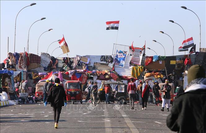 Trong ảnh: Người biểu tình tập trung tại Baghdad, Iraq, ngày 19/11/2019. Ảnh: AFP/ TTXVN