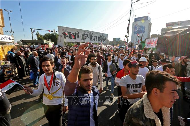 Trong ảnh: Người biểu tình tập trung tại quảng trường Tahrir ở Baghdad, Iraq, ngày 19/11/2019. Ảnh: AFP/ TTXVN