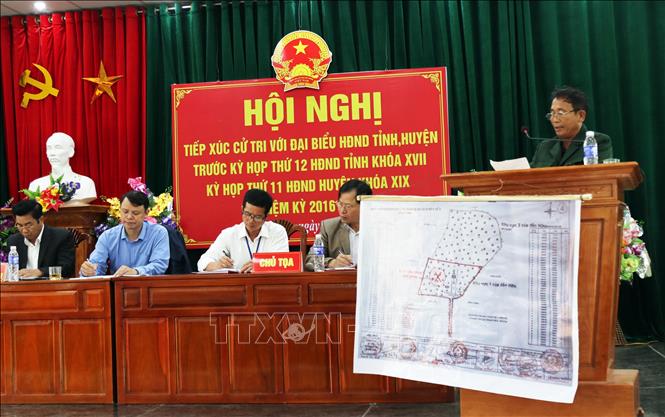 Trong ảnh: Ông Nguyễn Cảnh Nhu, con cháu dòng họ Nguyễn Cảnh trình bản đồ khoanh vùng bảo vệ di tích đền Hữu và bày tỏ nguyện vọng các cơ quan chức năng sớm tập trung xử lý việc xây dựng chùa xâm lấn Di tích lịch sử-kiến trúc, nghệ thuật cấp Quốc gia. Ảnh: Tá Chuyên - TTXVN