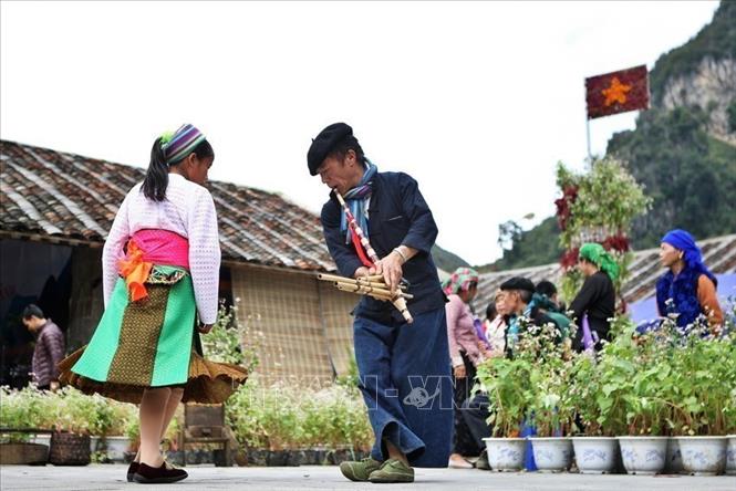 Photo: A folk dance during buckwheat flower festival in Ha Giang. VNA Photo