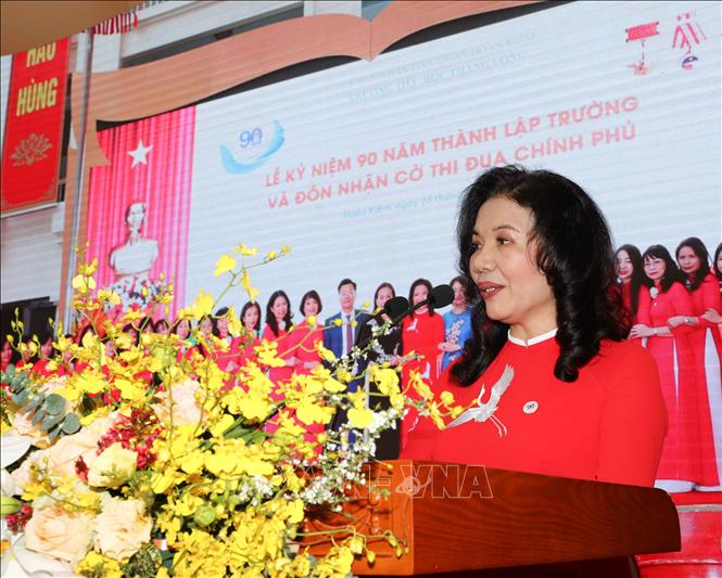 Trong ảnh: Bà Phan Thị Thắng, Hiệu trưởng Trường Tiểu học Thăng Long đọc diễn văn kỷ niệm. Ảnh: Thanh Tùng-TTXVN