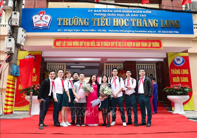 Trong ảnh: Các thế hệ học sinh Trường Tiểu học Thăng Long tri ân thầy cô trong lễ kỷ niệm. Ảnh: Thanh Tùng-TTXVN