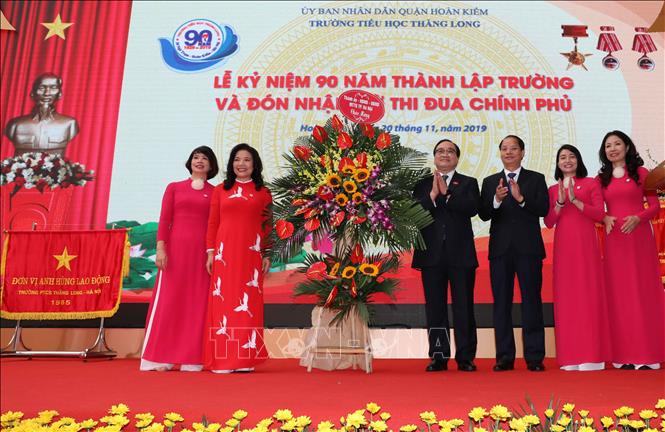 Trong ảnh: Ủy viên Bộ Chính trị, Bí thư Thành ủy Hà Nội Hoàng Trung Hải tặng hoa chúc mừng thầy cô và học sinh nhà trường. Ảnh: Thanh Tùng-TTXVN