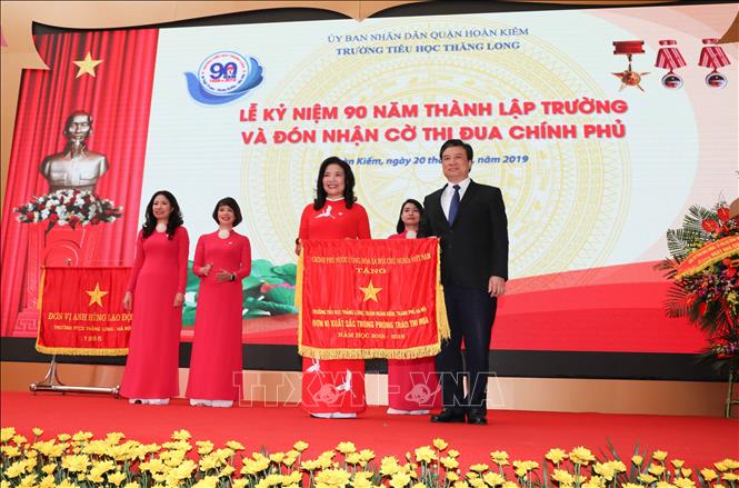Trong ảnh: Thứ trưởng Bộ Giáo dục và Đào tạo Nguyễn Hữu Độ trao Cờ thi đua của Chính phủ tặng Trường Tiểu học Thăng Long. Ảnh: Thanh Tùng-TTXVN