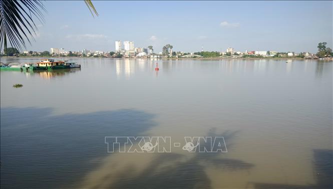 Trong ảnh: Chất lượng nước mặt sông Đồng Nai đoạn chảy qua thành phố Biên Hoà đang bị ô nhiễm. Ảnh: Sỹ Tuyên – TTXVN