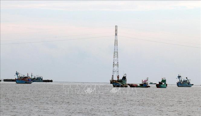 Trong ảnh: Lưới điện quốc gia ra một số xã đảo trên vùng biển Tây Nam của tỉnh Kiên Giang. Ảnh: Lê Huy Hải - TTXVN