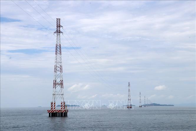 Trong ảnh: Lưới điện quốc gia ra một số xã đảo trên vùng biển Tây Nam của tỉnh Kiên Giang. Ảnh: Lê Huy Hải - TTXVN