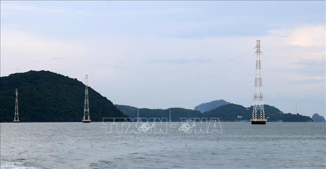 Trong ảnh: Lưới điện quốc gia ra một số xã đảo trên vùng biển Tây Nam của tỉnh Kiên Giang. Ảnh: Lê Huy Hải - TTXVN