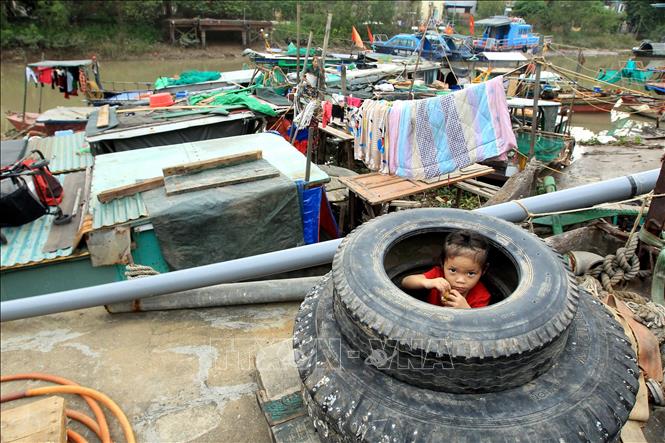 Trong ảnh: Nơi vui chơi của những đứa trẻ trong xóm chài nghèo. Ảnh: An Đăng - TTXVN
