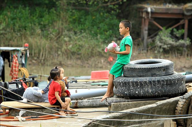 Trong ảnh: Nơi vui chơi của những đứa trẻ trong xóm chài nghèo. Ảnh: An Đăng - TTXVN
