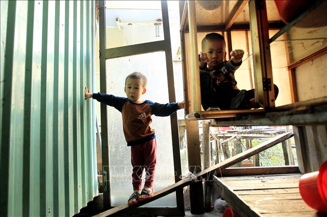 Trong ảnh: Không gian vui chơi của những đứa trẻ xóm chài nghèo khi bố mẹ vắng nhà. Ảnh: An Đăng - TTXVN
